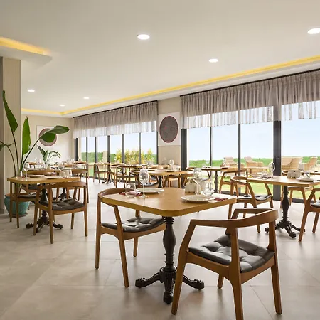 Ramada By Wyndham 3* Çeşme