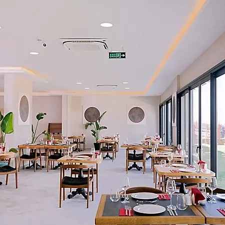 호텔 Ramada By Wyndham 3*